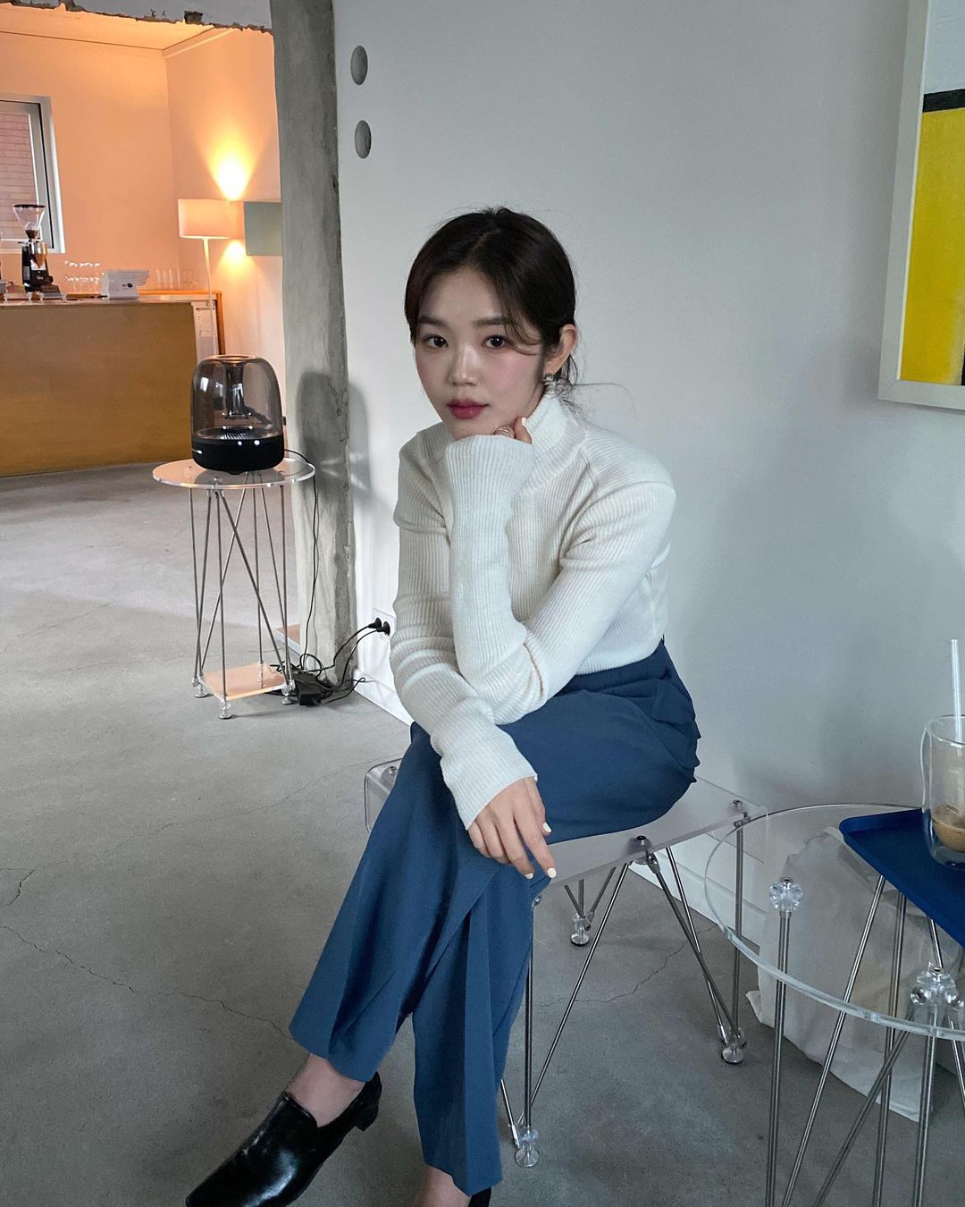 Áo len cổ lọ và quần jean