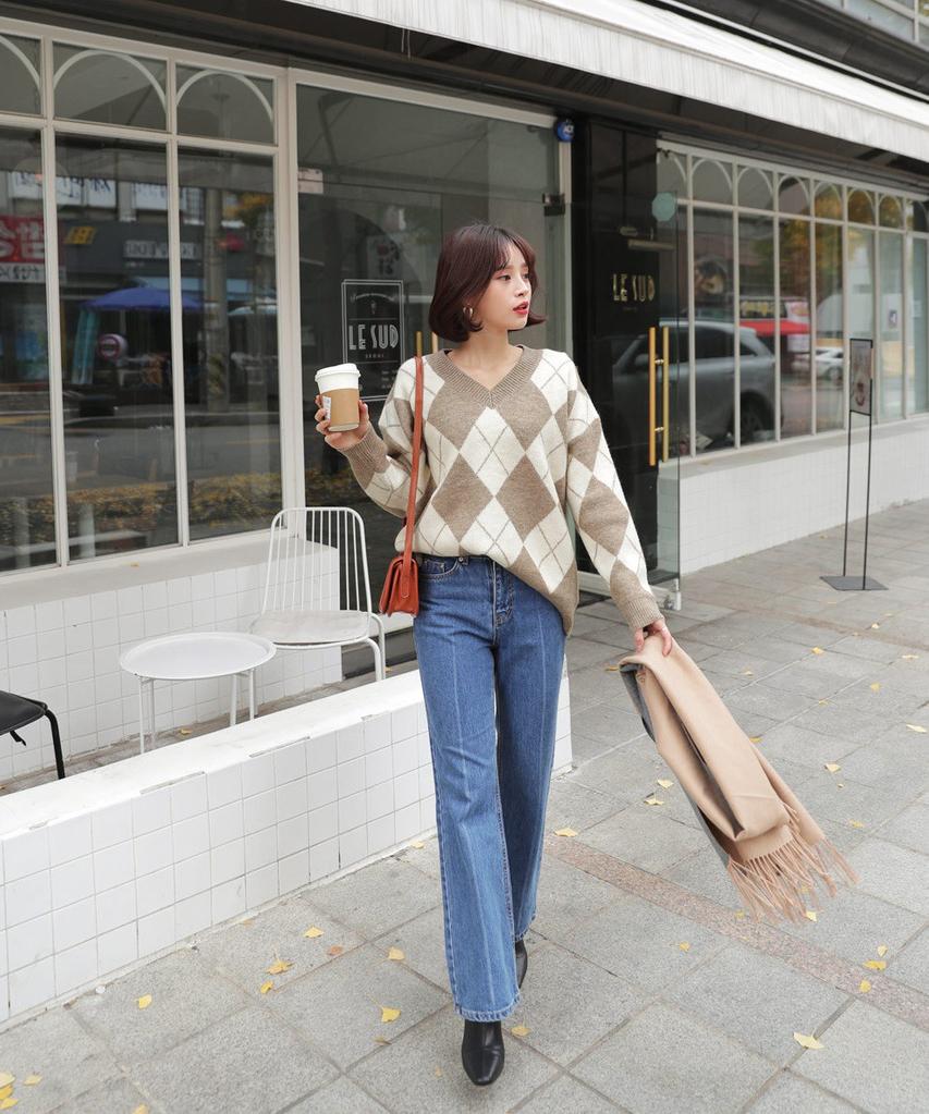 Cách mix đồ với áo len dáng rộng và chân váy ngắn