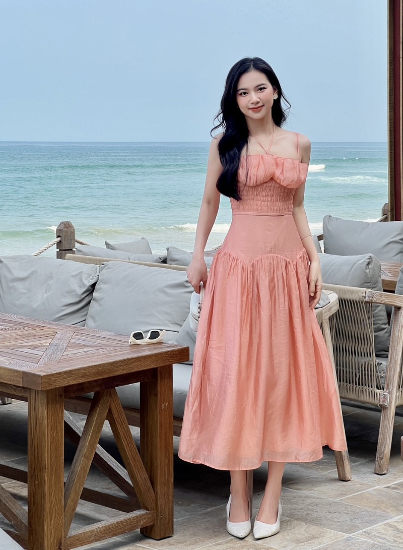 TOP 30+ Mẫu Đầm Đi Biển Đẹp Sang Chảnh & Hack Dáng 4 Đầm hở lưng đi biển