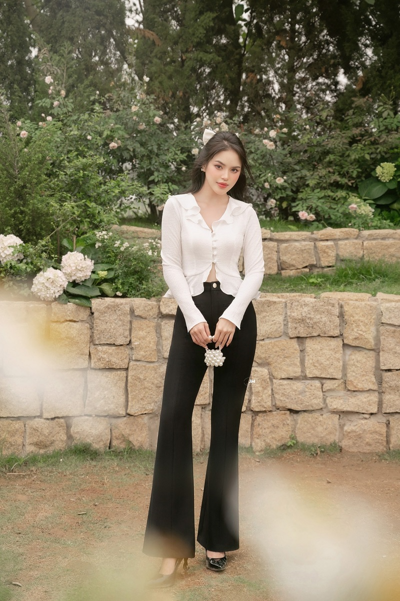 quần ống loe phối với áo sơ mi