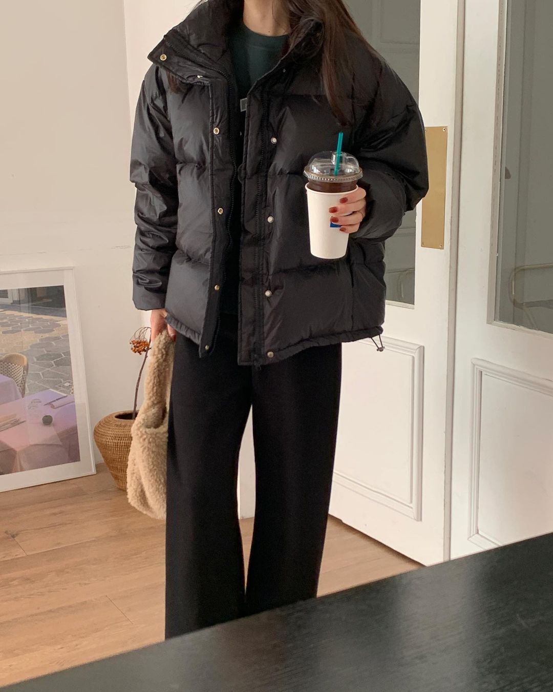 Phong cách streetwear với áo phao ngắn đen