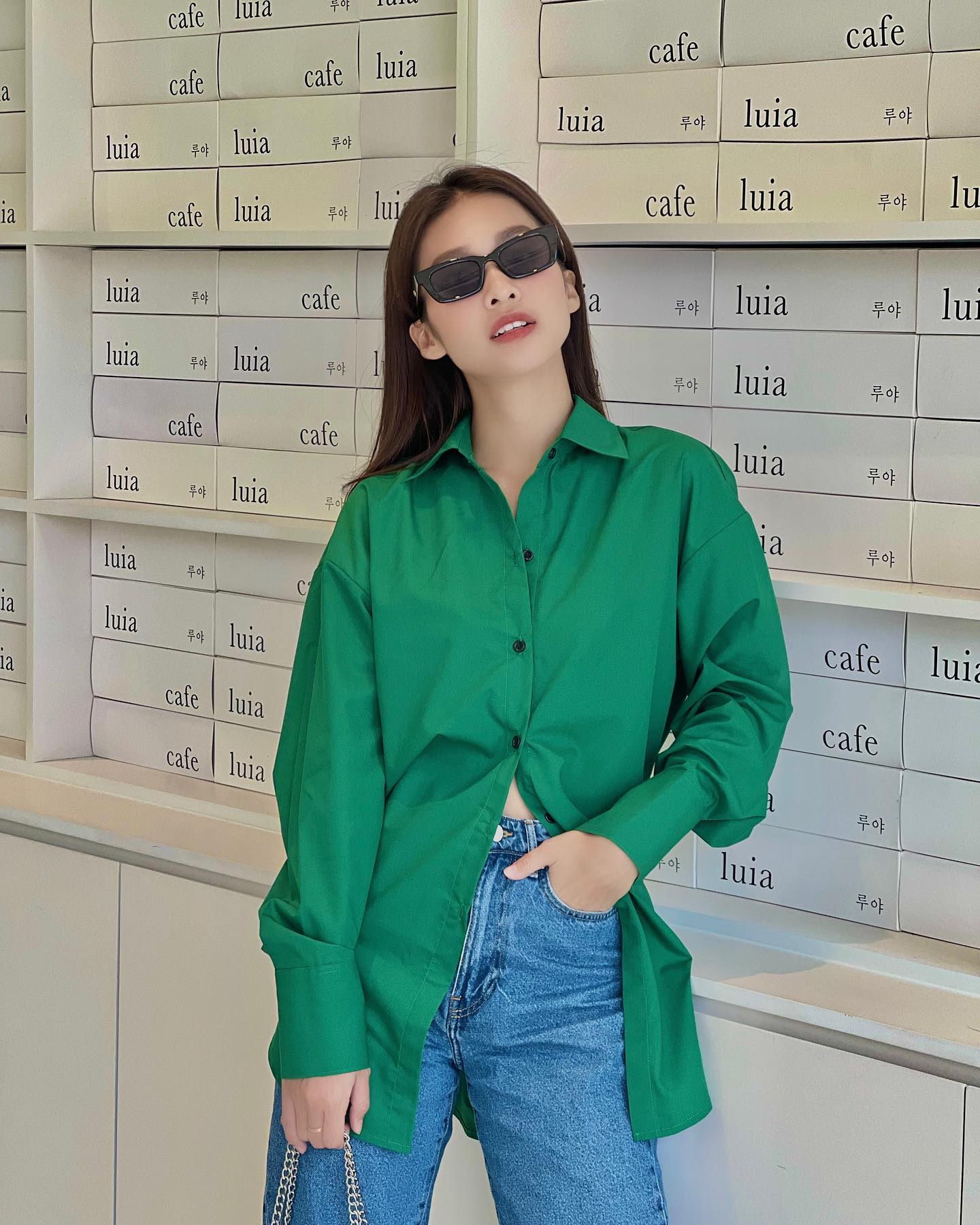 Phối sơ mi oversize nữ làm áo khoác ngoài