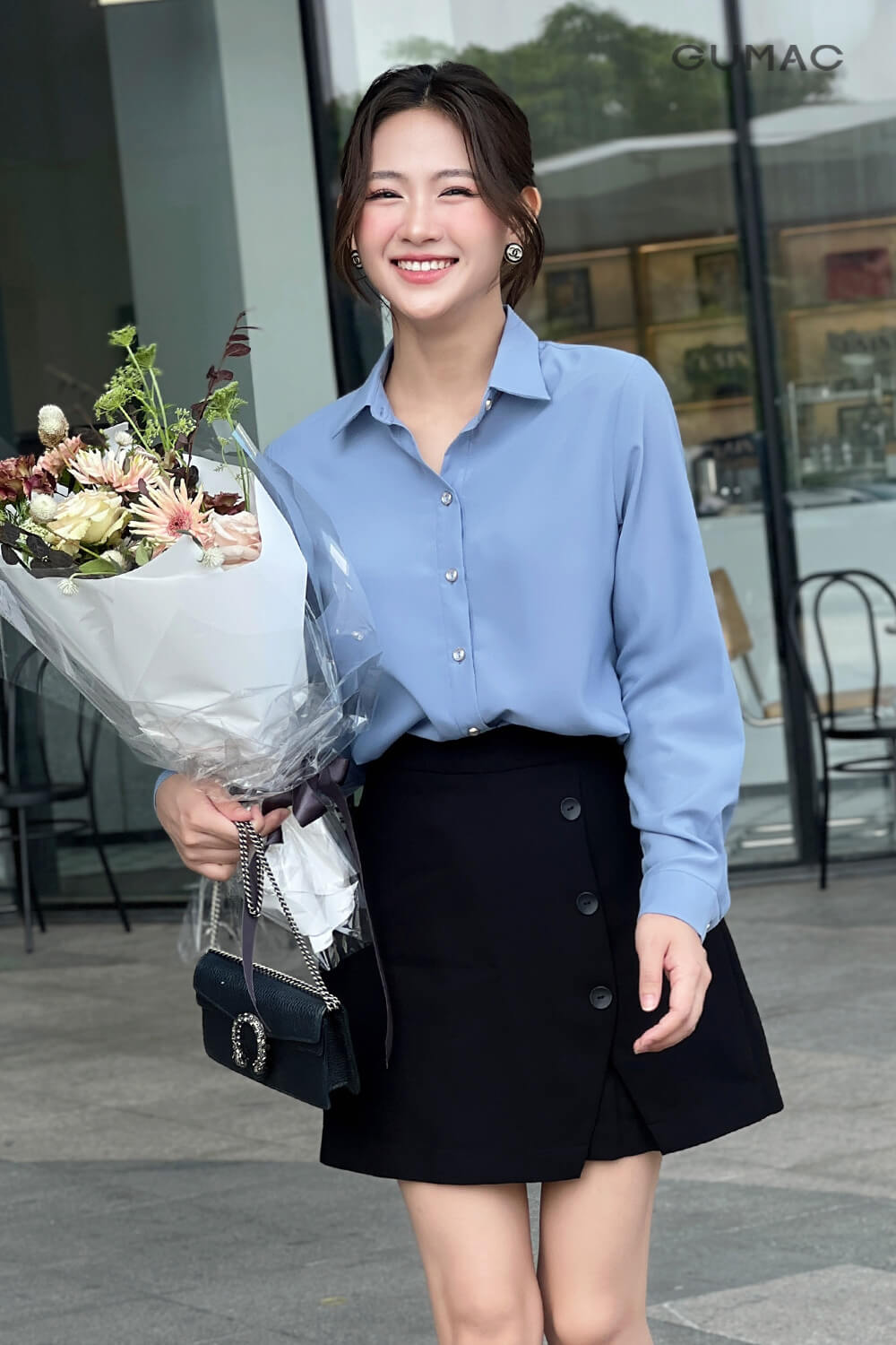 Áo sơ mi xanh dương mặc với quần màu xám công sở