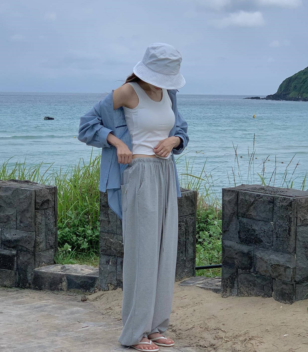 Mix áo sơ mi khoác ngoài với váy hai dây