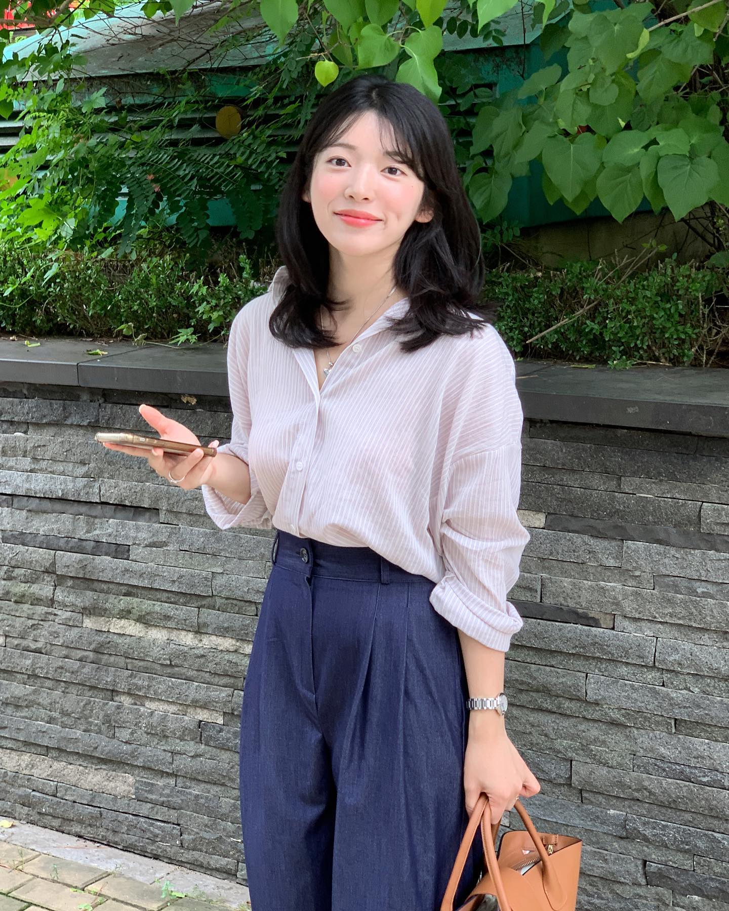 cách sơ vin áo sơ mi rộng nữ tôn dáng