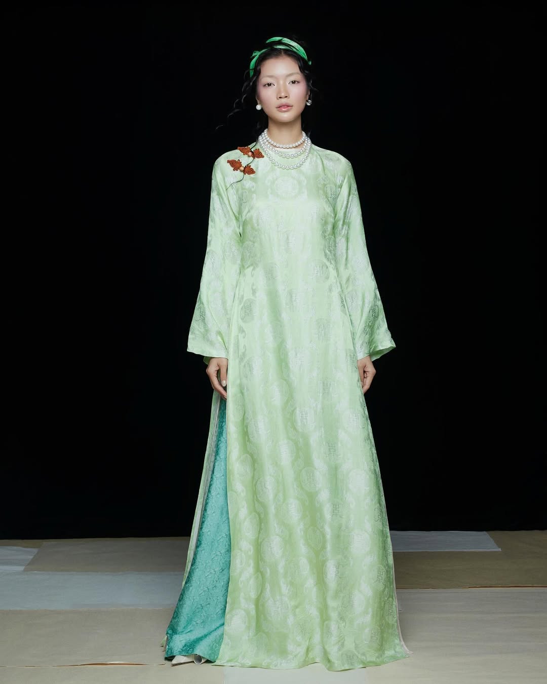 áo dài xanh ngọc quần vàng đồng