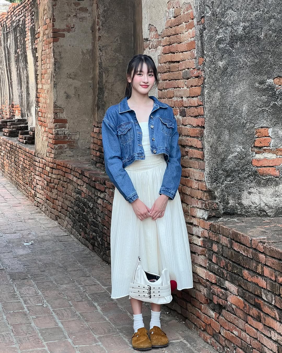 15+ Cách Phối Đồ Với Áo Khoác Jean Nữ Sành Điệu Hack Dáng 6 Phối đồ với áo khoác jean nữ và váy trắng