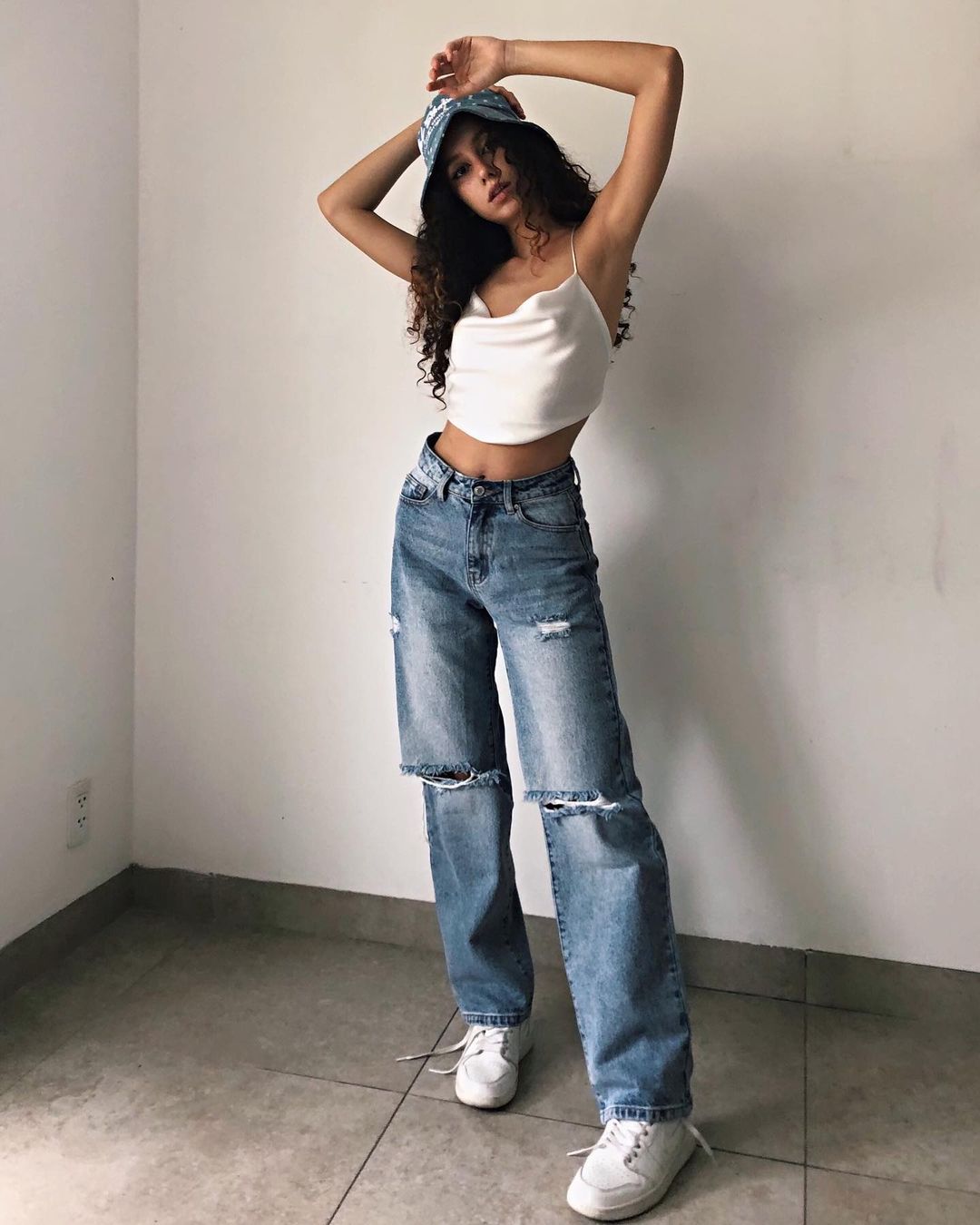 Phối đồ gen z nữ đơn giản với quần jeans