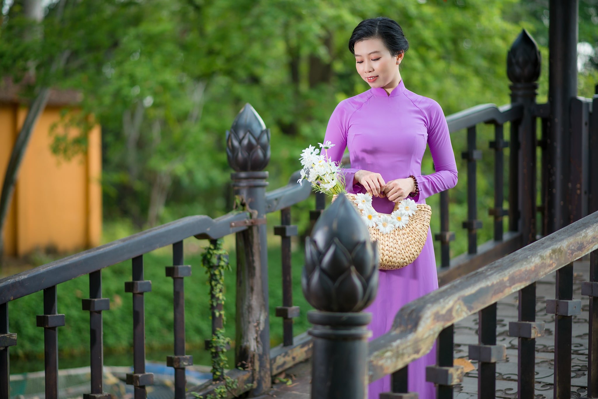 Áo dài màu tím kết hợp quần màu gì nổi bật