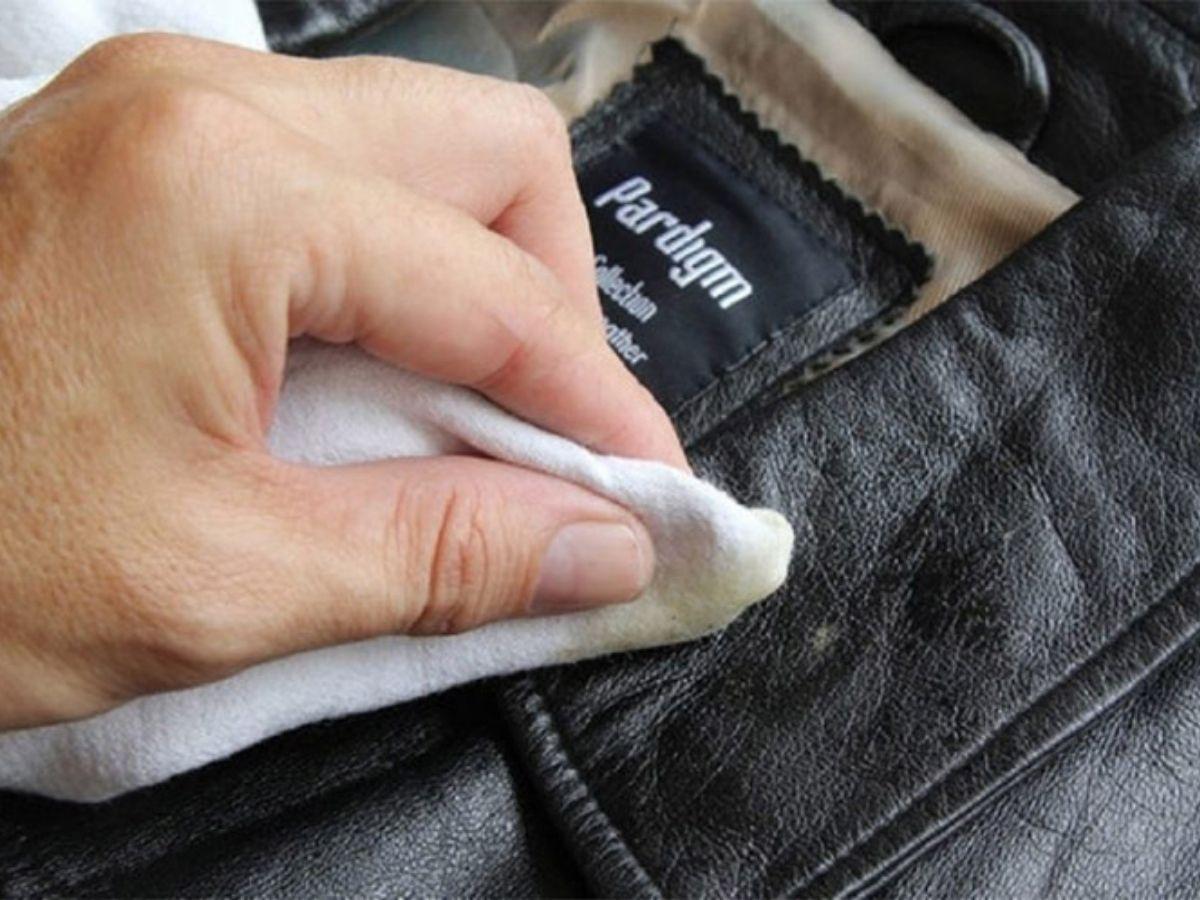 Cách Giặt Áo Da Lộn Tại Nhà Đúng Chuẩn Như Chuyên Gia 2 dụng cụ giặt áo da lộn