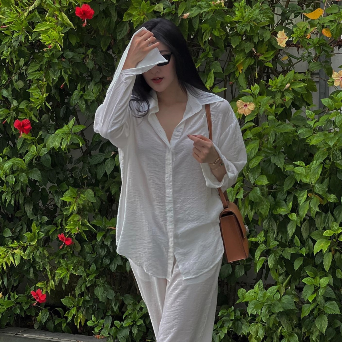 Phối đồ với áo sơ mi voan trắng mỏng