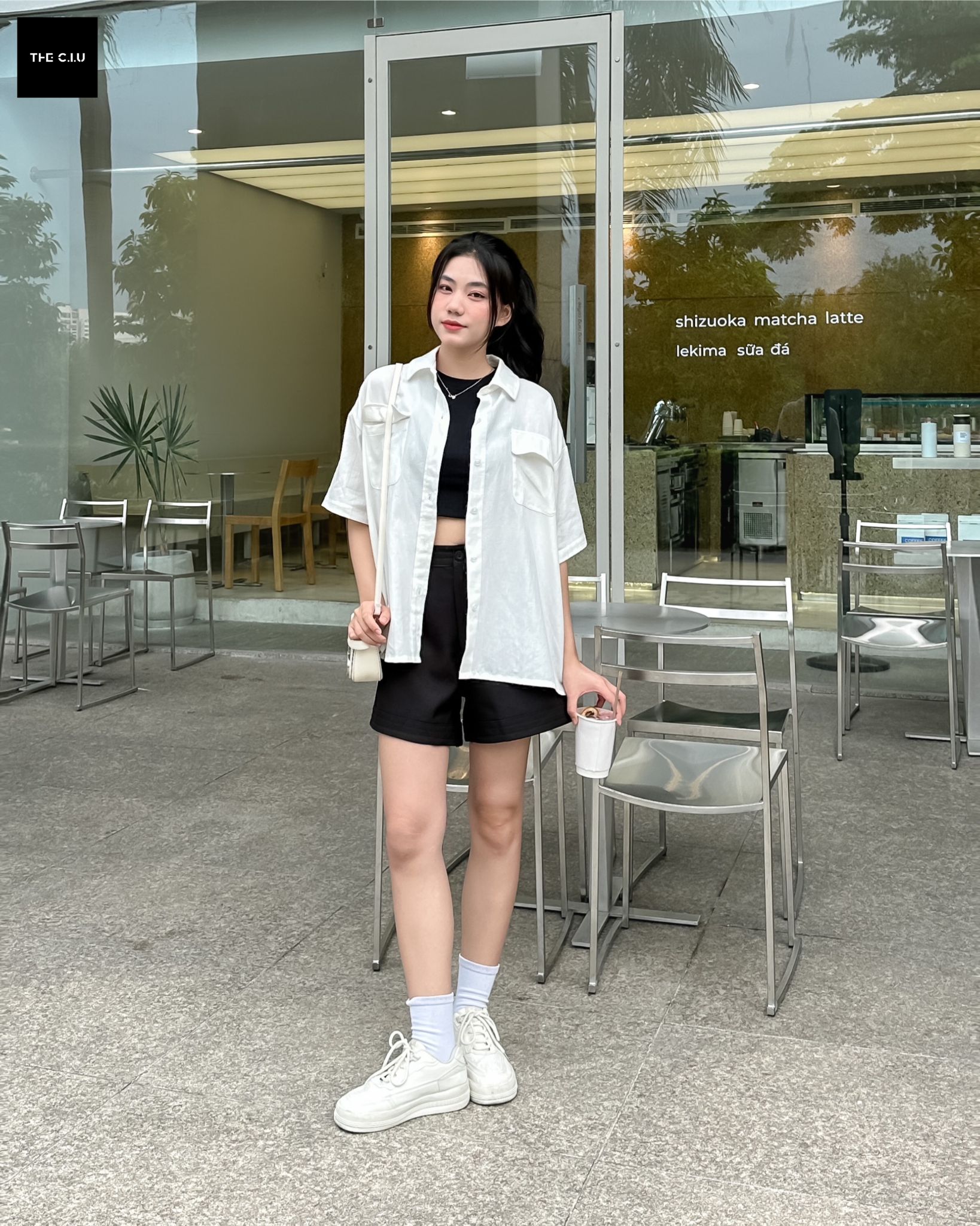 Cách phối áo sơ mi trắng form rộng nữ