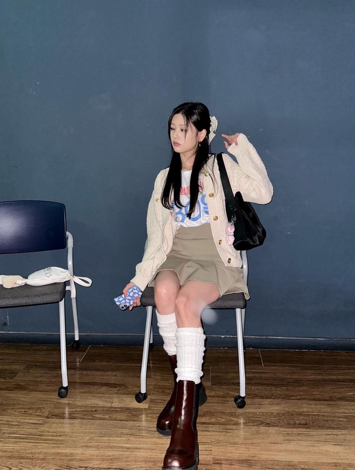 Cách phối giày loafer với tất cho nữ