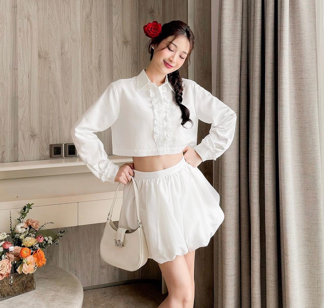 Phối chân váy xoè với áo sơ mi