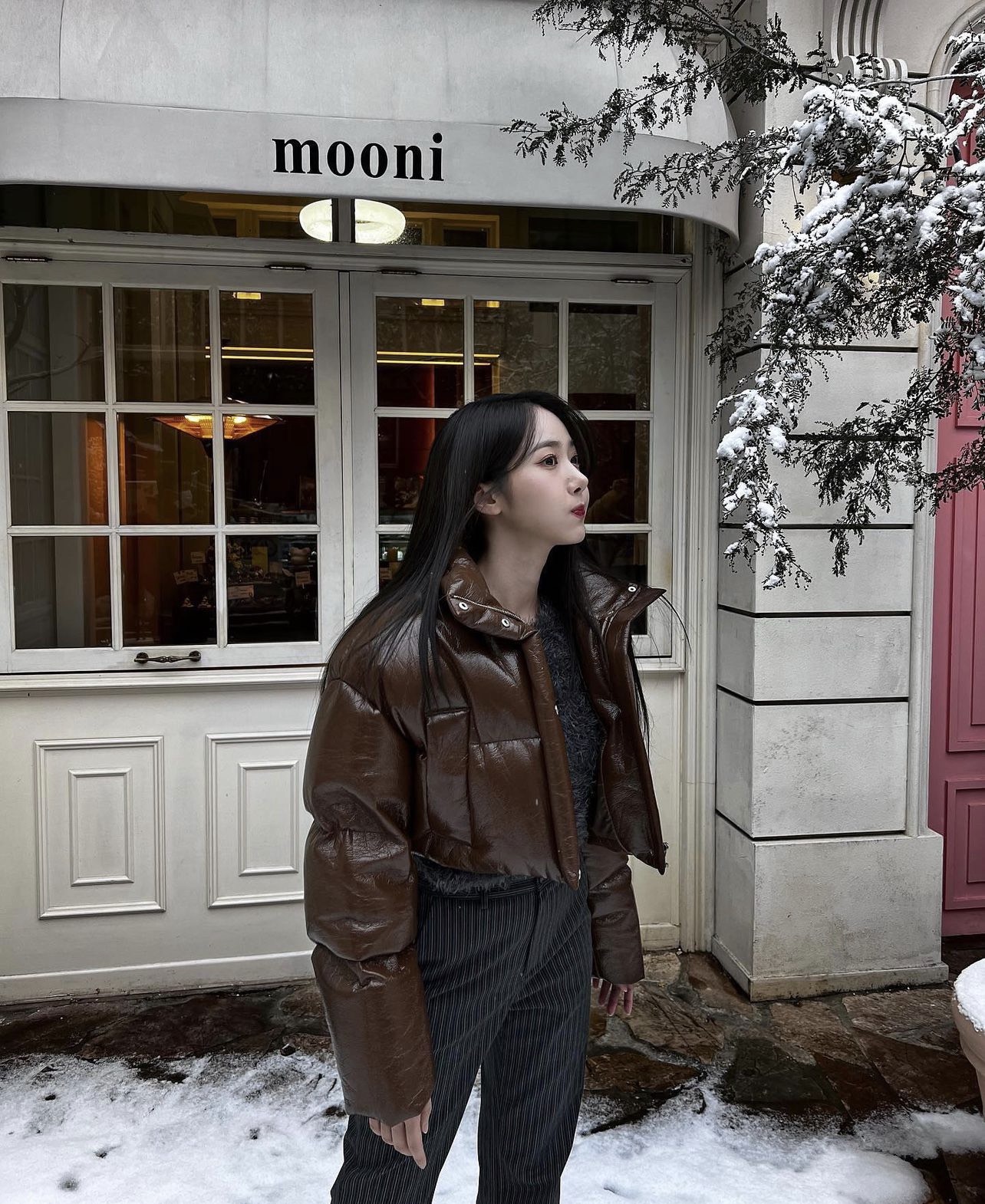 Cách phối đồ với áo phao ngắn và quần jeans