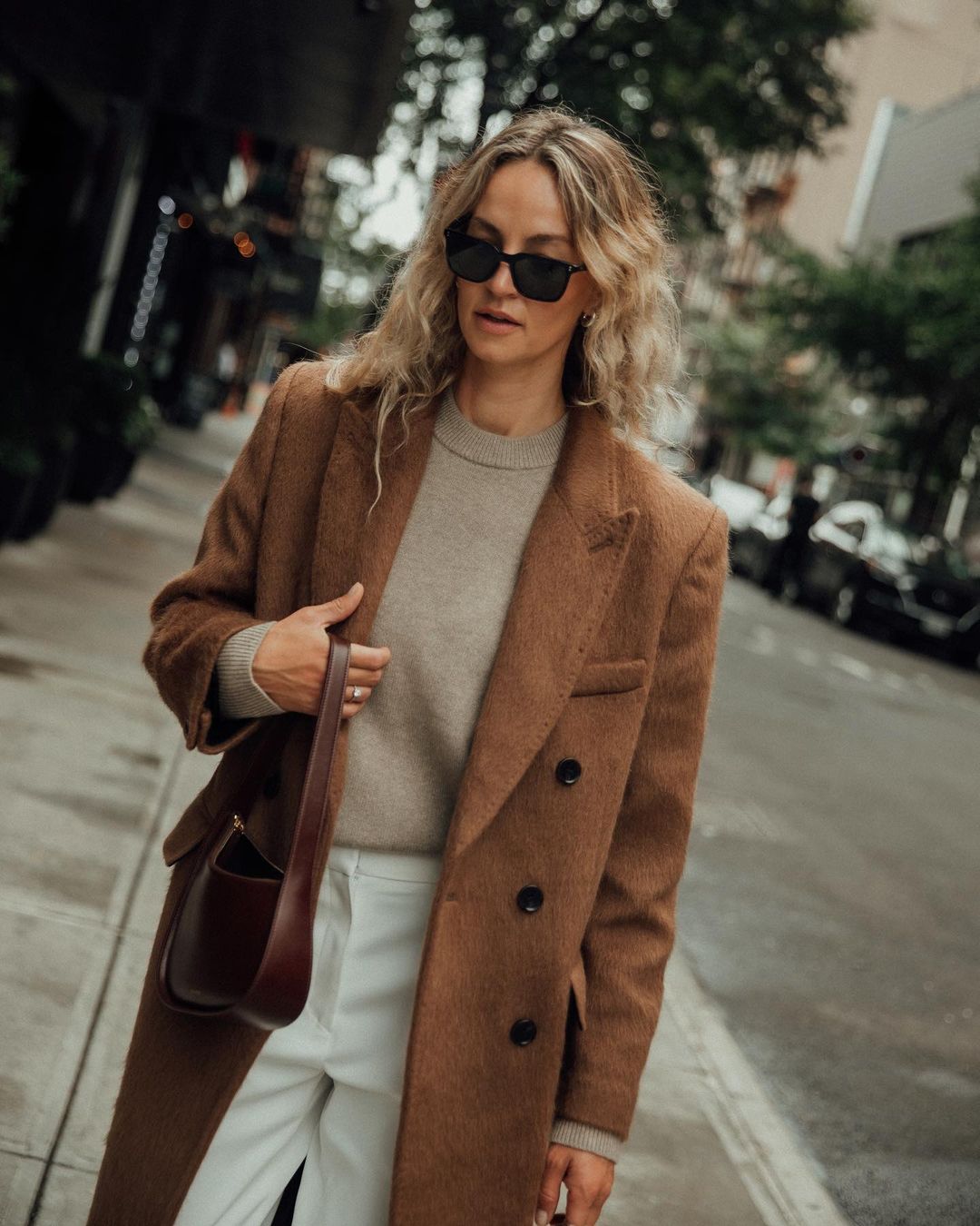 Áo nâu phối quần đen cá tính