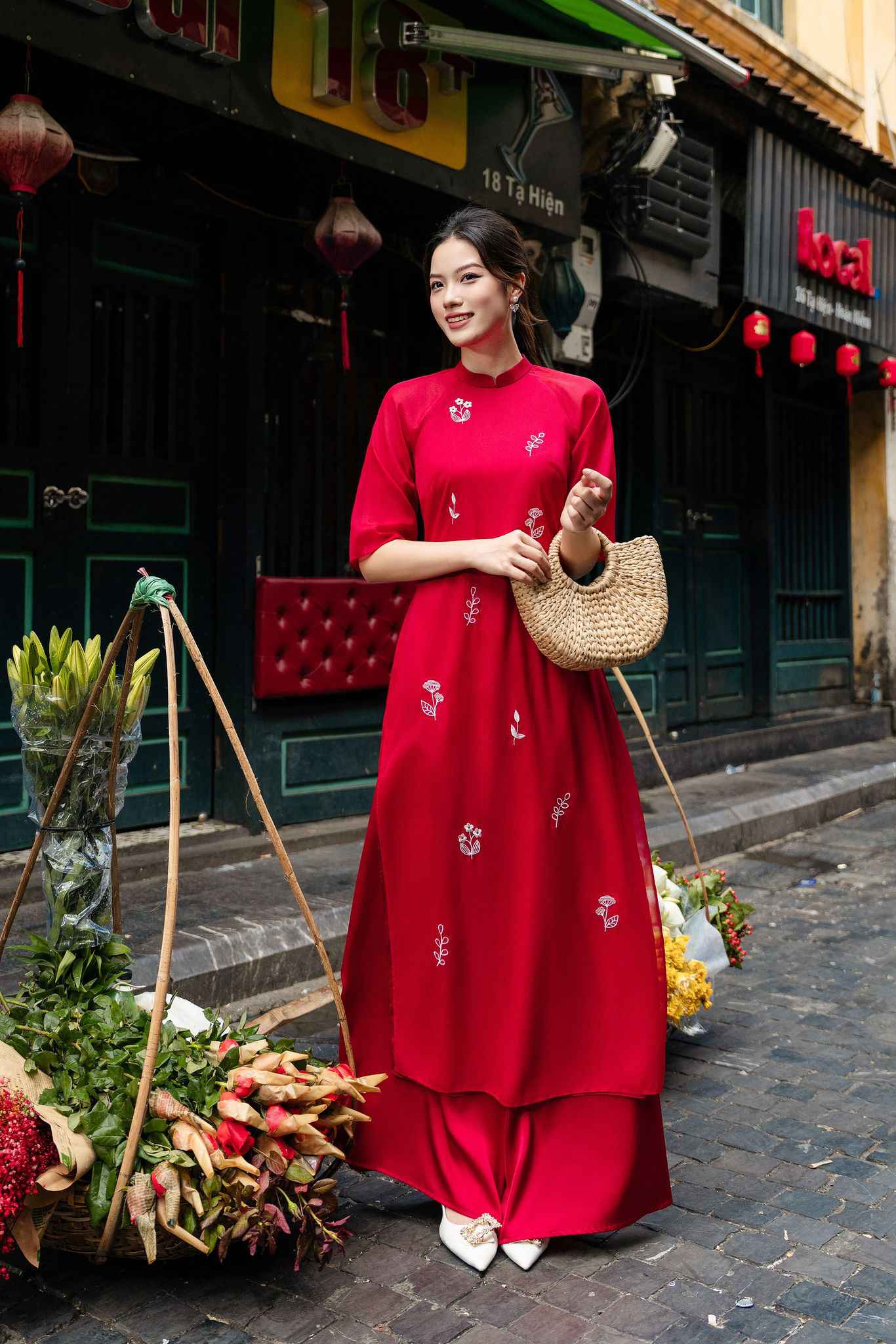 Gợi ý áo dài đỏ phối quần màu gì