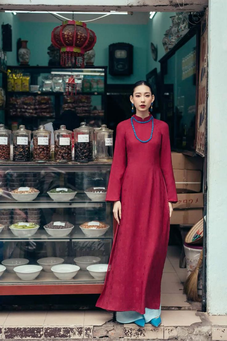 Áo dài đỏ phối quần màu đen sang trọng