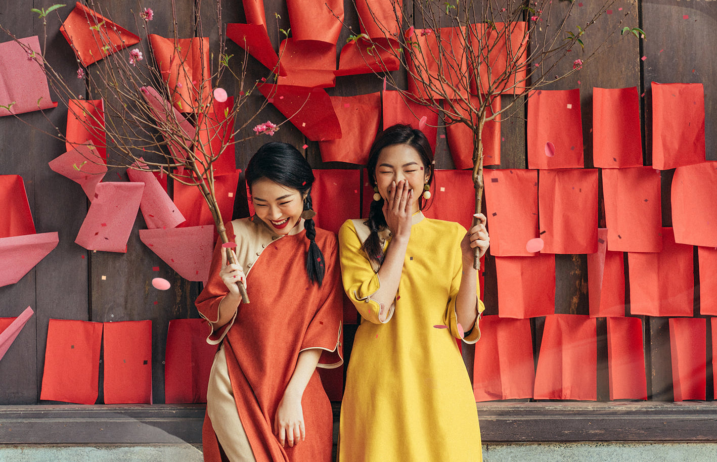 áo dài đỏ ngày tết