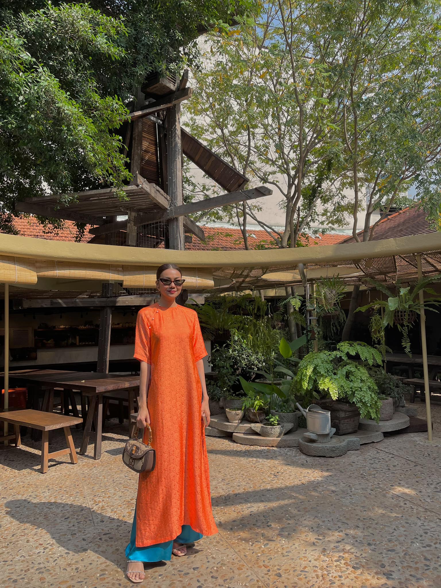 Áo dài màu cam phối quần màu gì