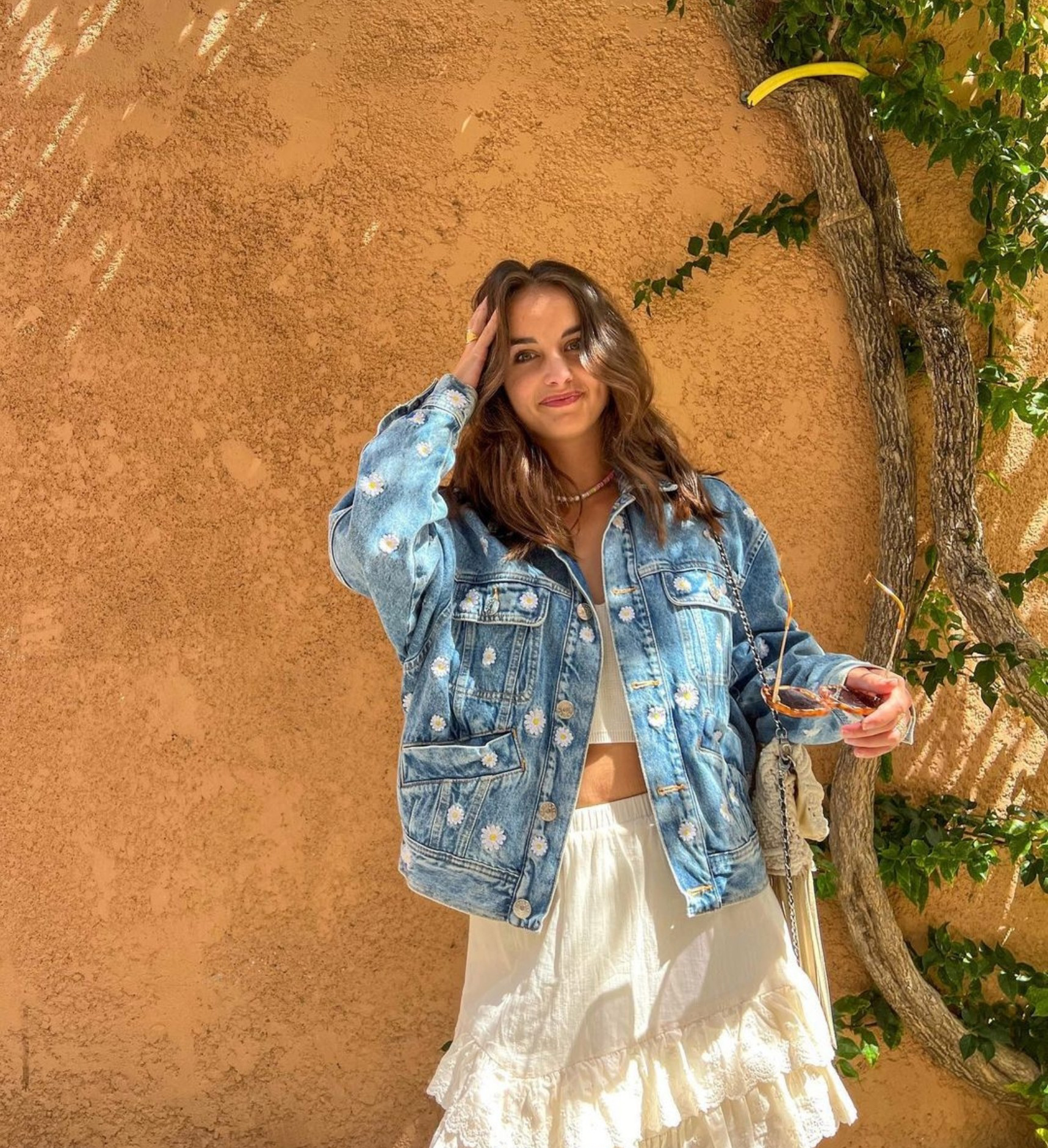 15+ Cách Phối Đồ Với Áo Khoác Jean Nữ Sành Điệu Hack Dáng 1 Phối đồ với áo khoác jean nữ và quần đen