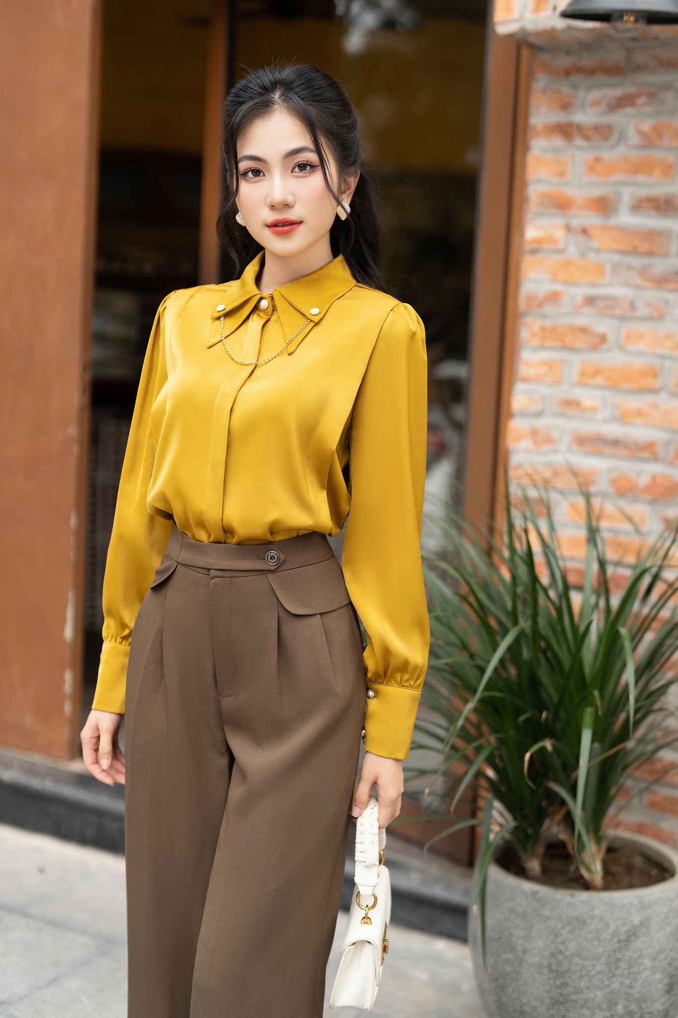 10+ Cách Phối Đồ Với Áo Sơ Mi Tay Dài Nữ Sành Điệu 7 Phối đồ layer với áo sơ mi tay dài