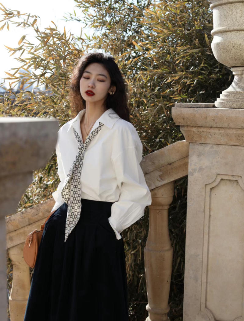 Phối đồ với áo sơ mi trắng nữ đi chơi