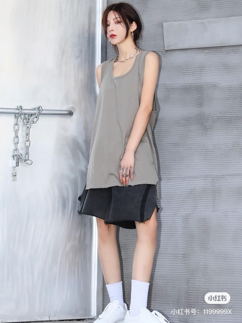 Bật Mí 20+ Cách Mix Áo Tank Top Nữ Sành Điệu Hack Dáng 3 Kết hợp áo tank top cùng chân váy