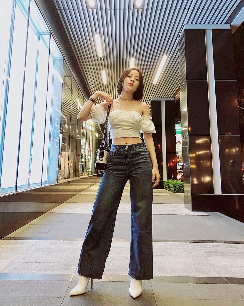 Cách phối áo trễ vai với chân váy dài