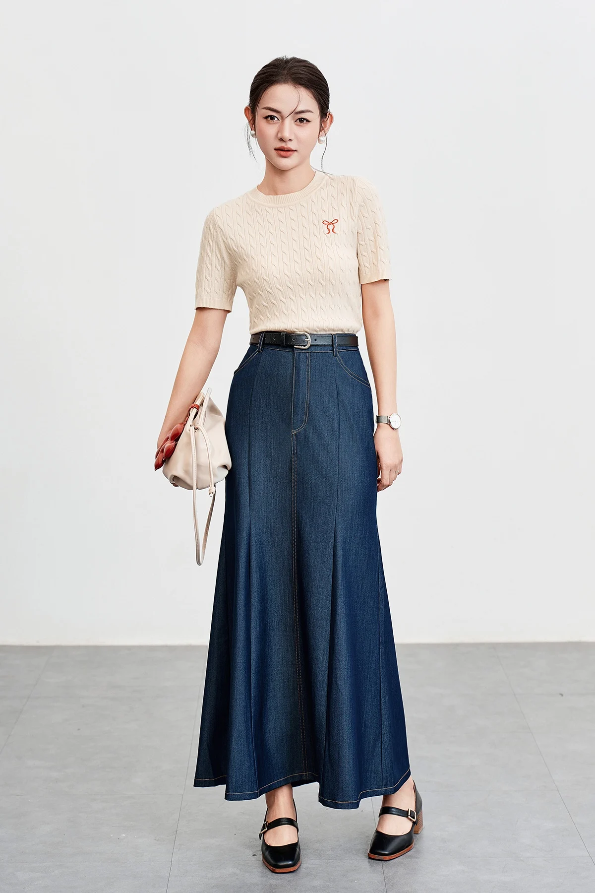 Phối áo len với chân váy dài thanh lịch