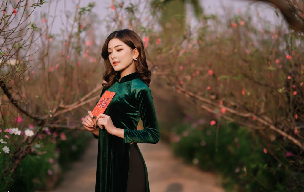 tạo dáng chụp ảnh với bao lì xì