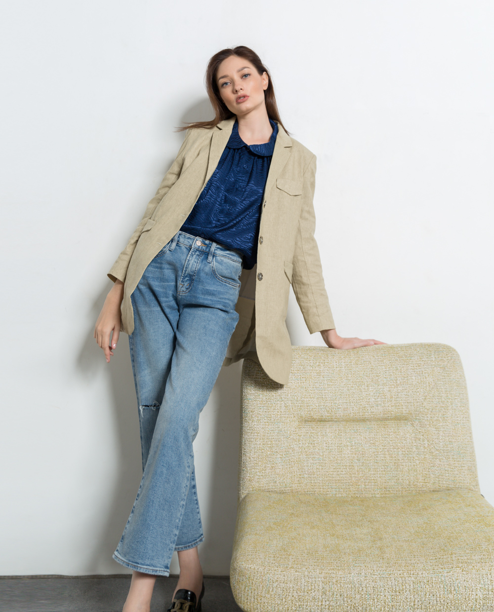 Cách mix blazer với jean cho cô nàng công sở