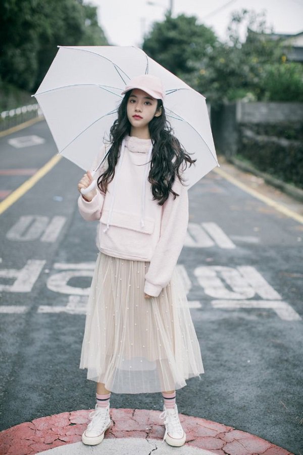 phối áo hoodie oversize với chân váy
