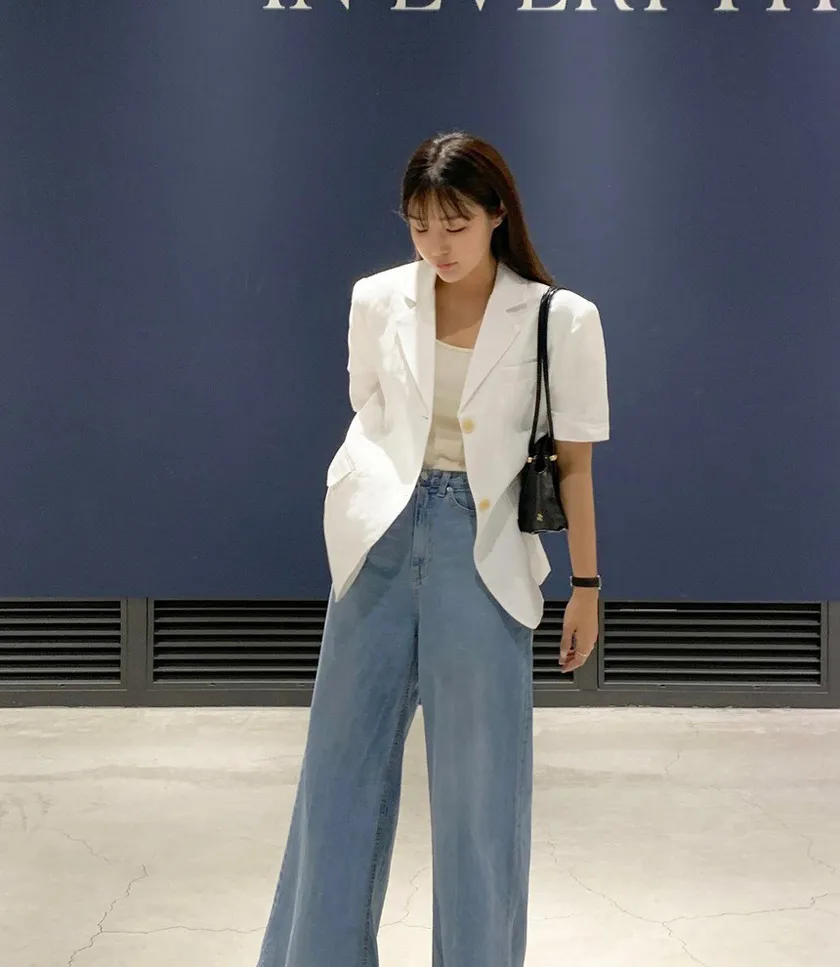 Phối blazer croptop với quần jean cạp cao