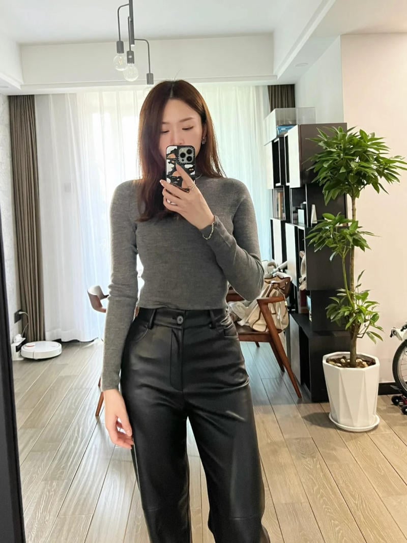 Phối đồ với áo cổ lọ nữ và quần culottes