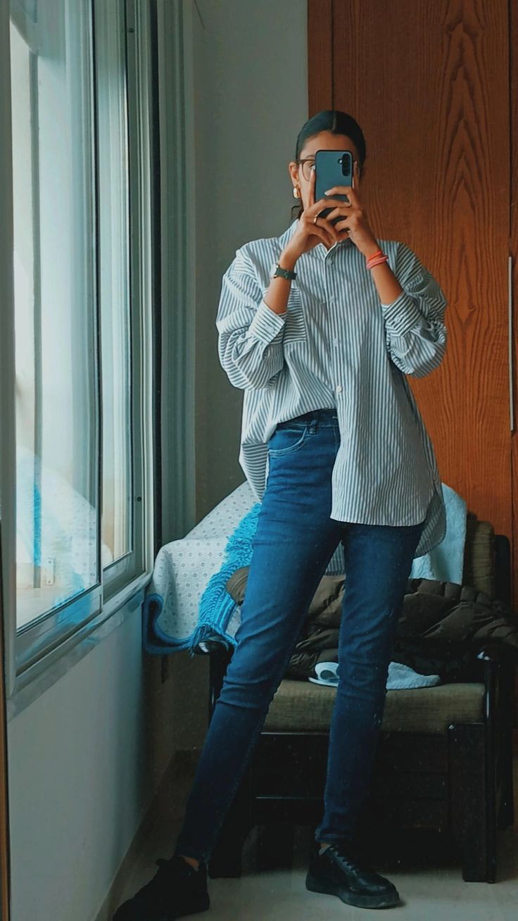 Phối đồ với áo sơ mi oversize nữ và chân váy dài