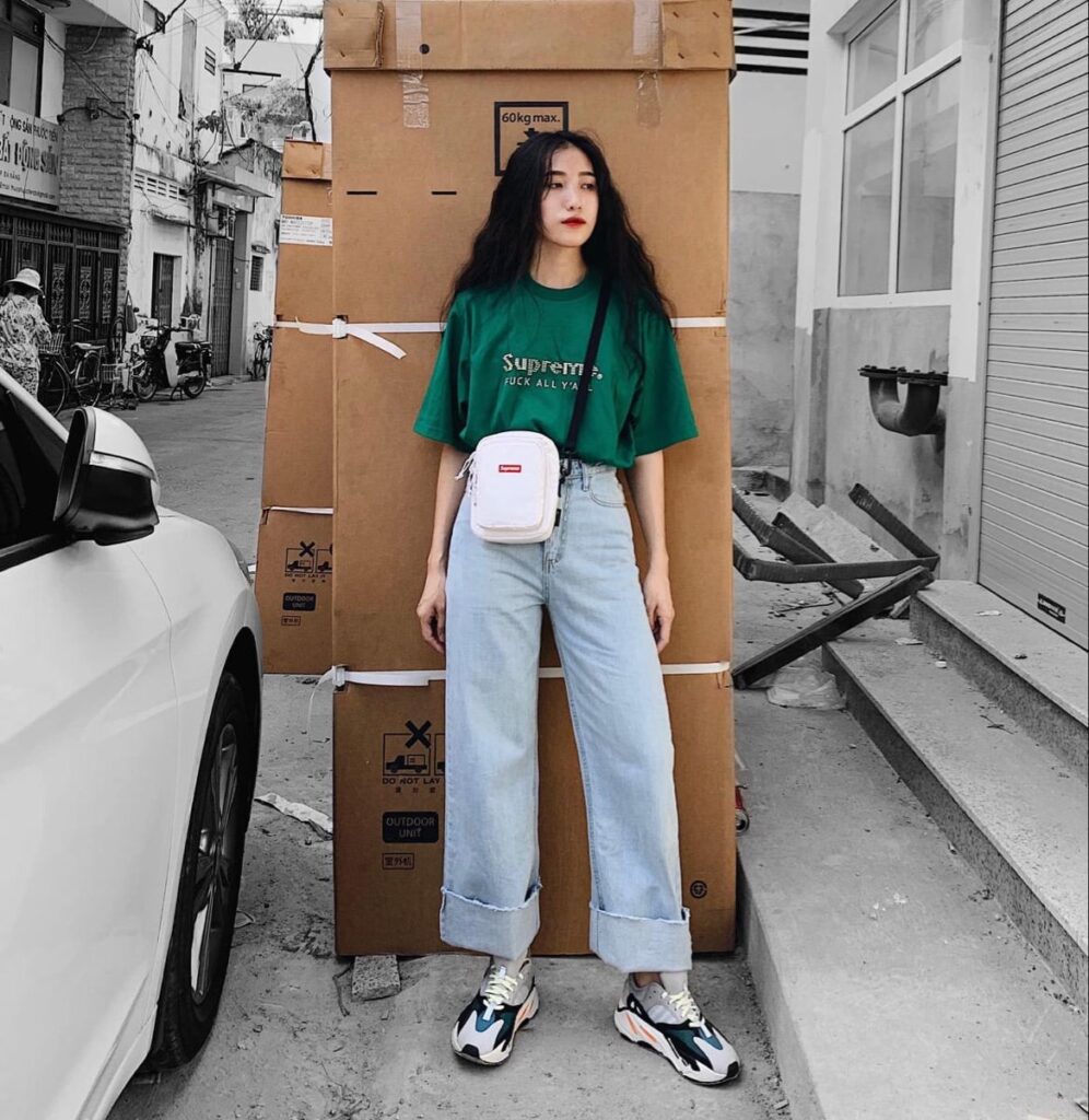 Cách biến tấu áo thun rộng năng động