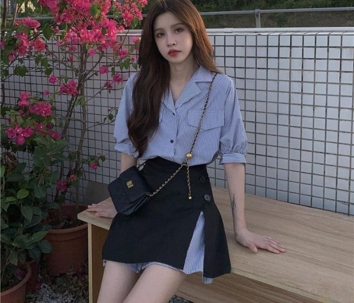 Phối đồ với chân váy jean chữ a ngắn năng động.