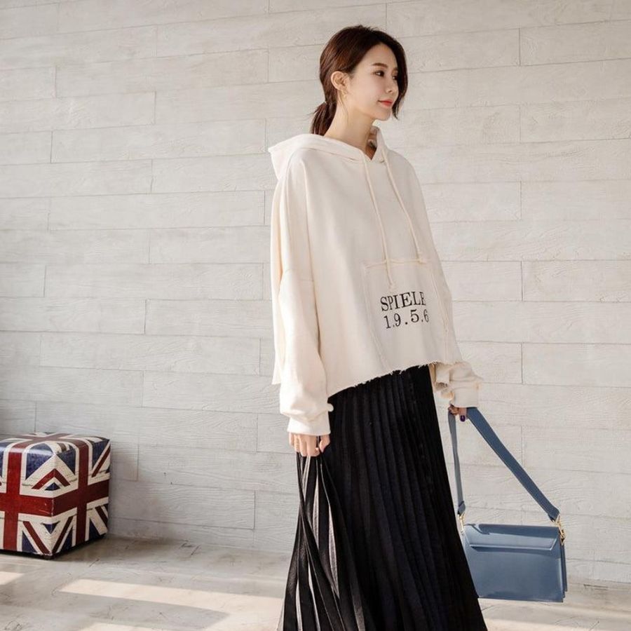 phối đồ layer với chân váy xòe dài