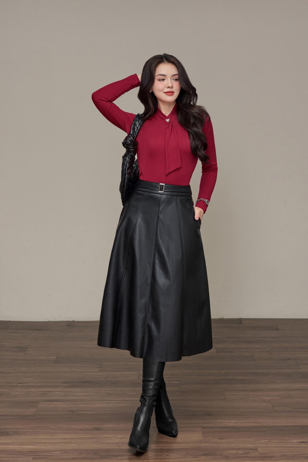 mix đồ với chân váy da xòe dài