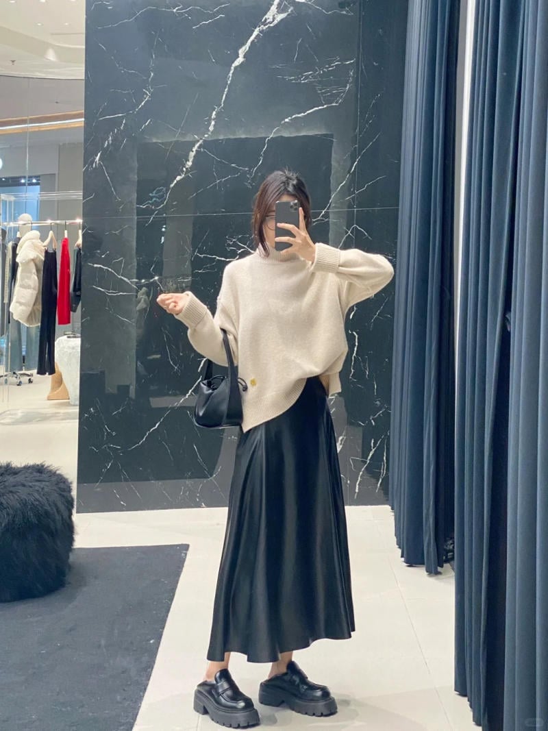 Cách phối đồ với chân váy trắng dài mùa đông