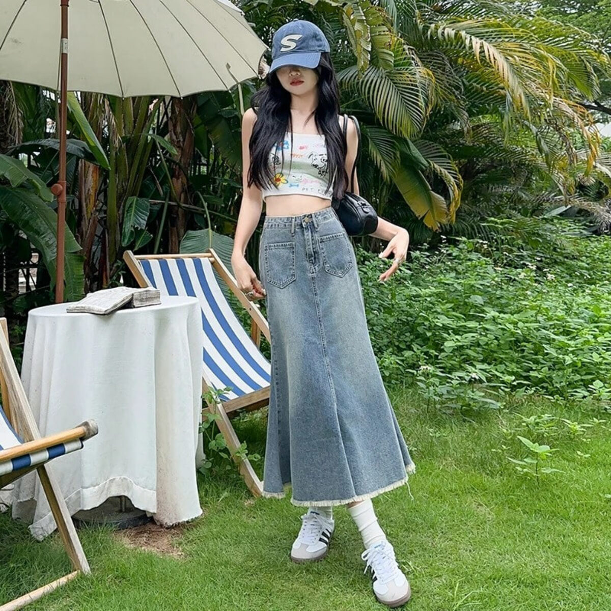 Phối giày với chân váy jean dài