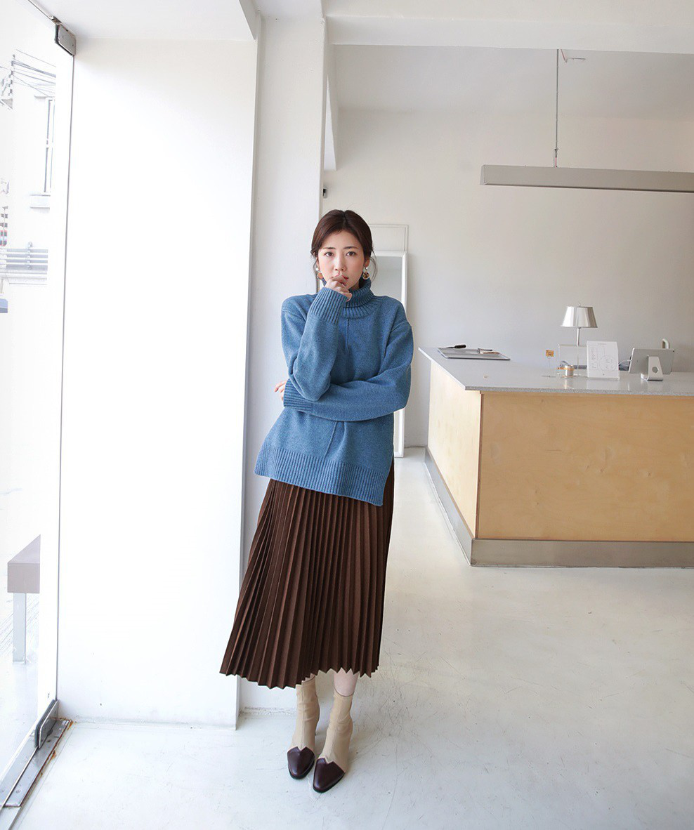 Phối đồ tone-sur-tone với áo len và chân váy dài