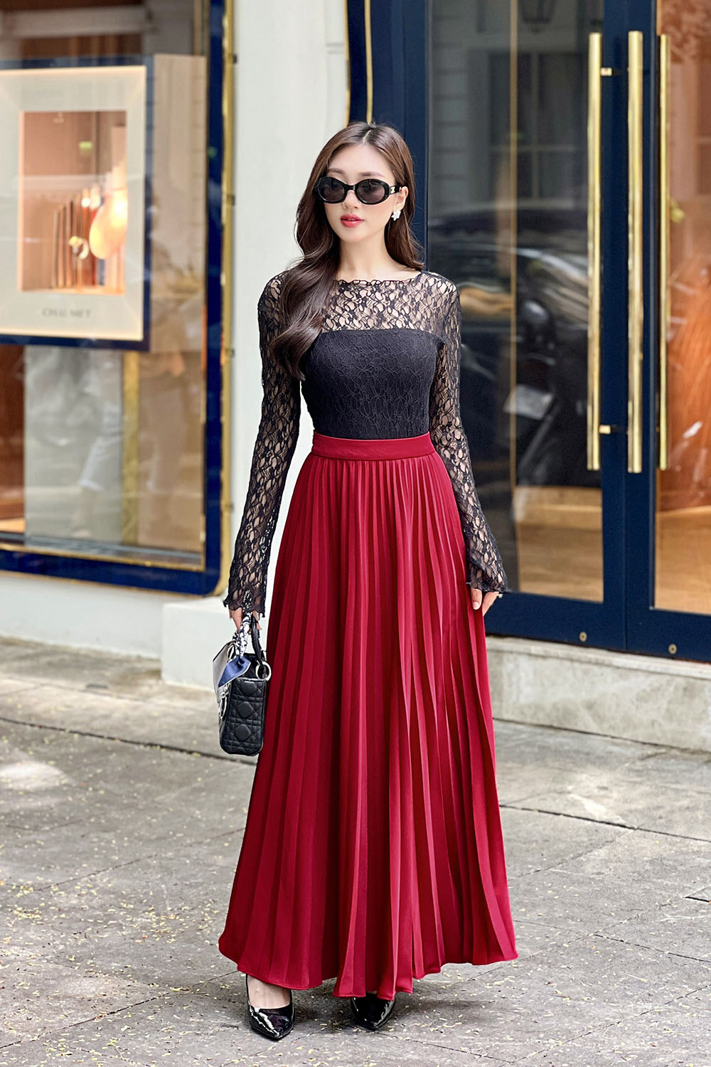 chân váy đỏ ngắn phối áo màu gì