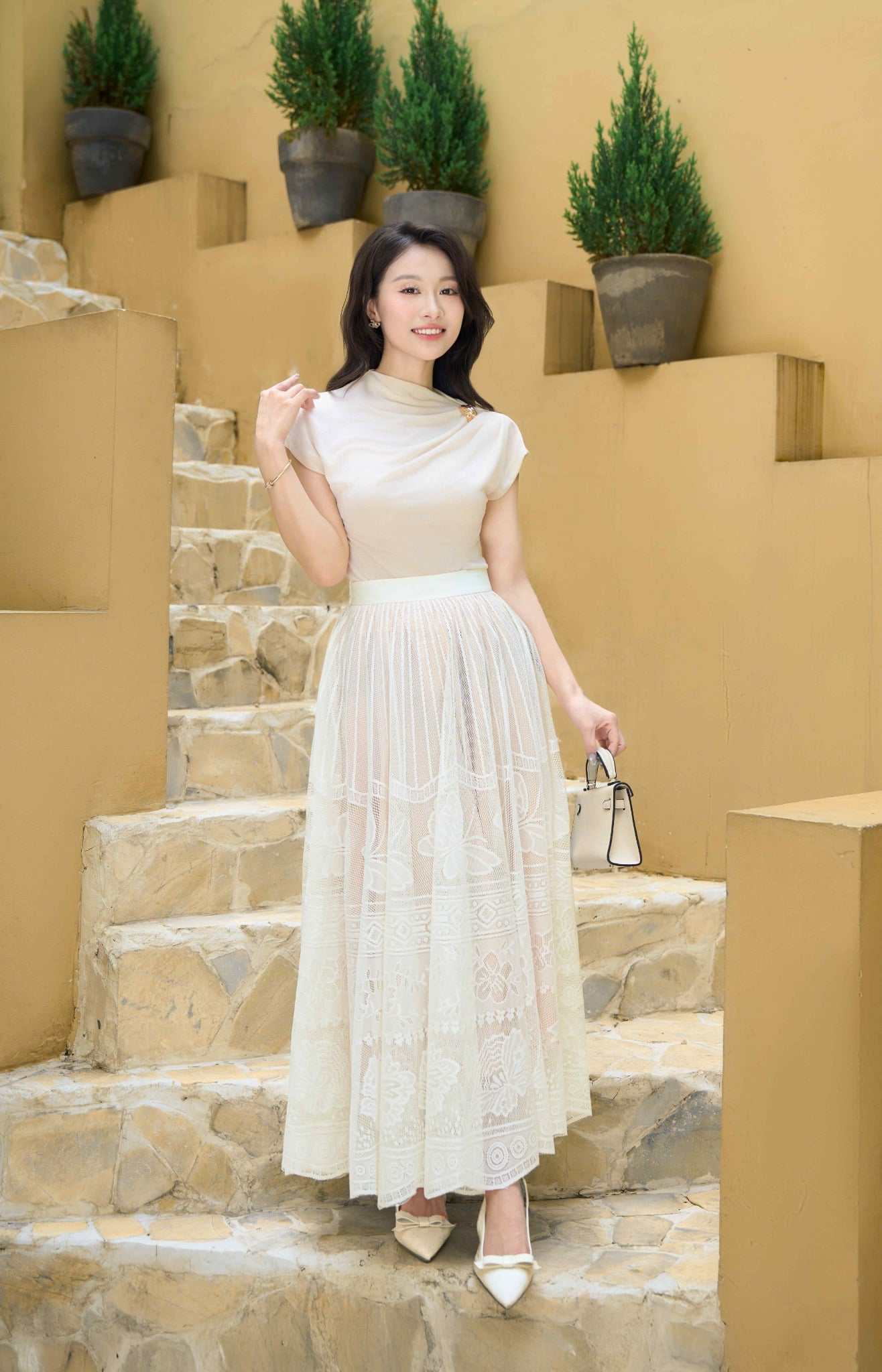 20+ Cách Phối Đồ Với Chân Váy Xòe Dài Trắng Hack Dáng 7 Phối chân váy trắng với giày sneaker