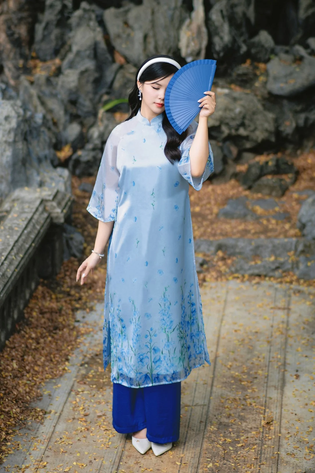 cách tạo dáng chụp ảnh áo dài tết với quạt