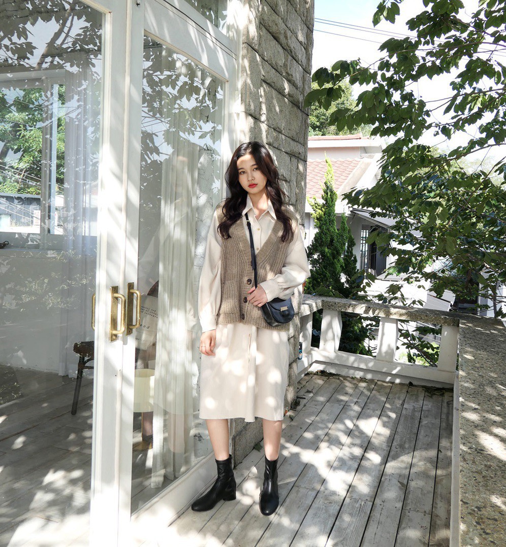 phối áo gile với chân váy ngắn
