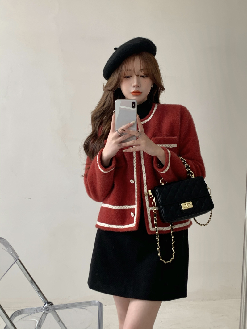 Phối đồ tết nữ với chân váy da