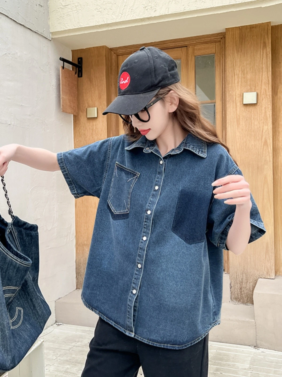 Phối đồ layer với áo sơ mi form rộng nữ