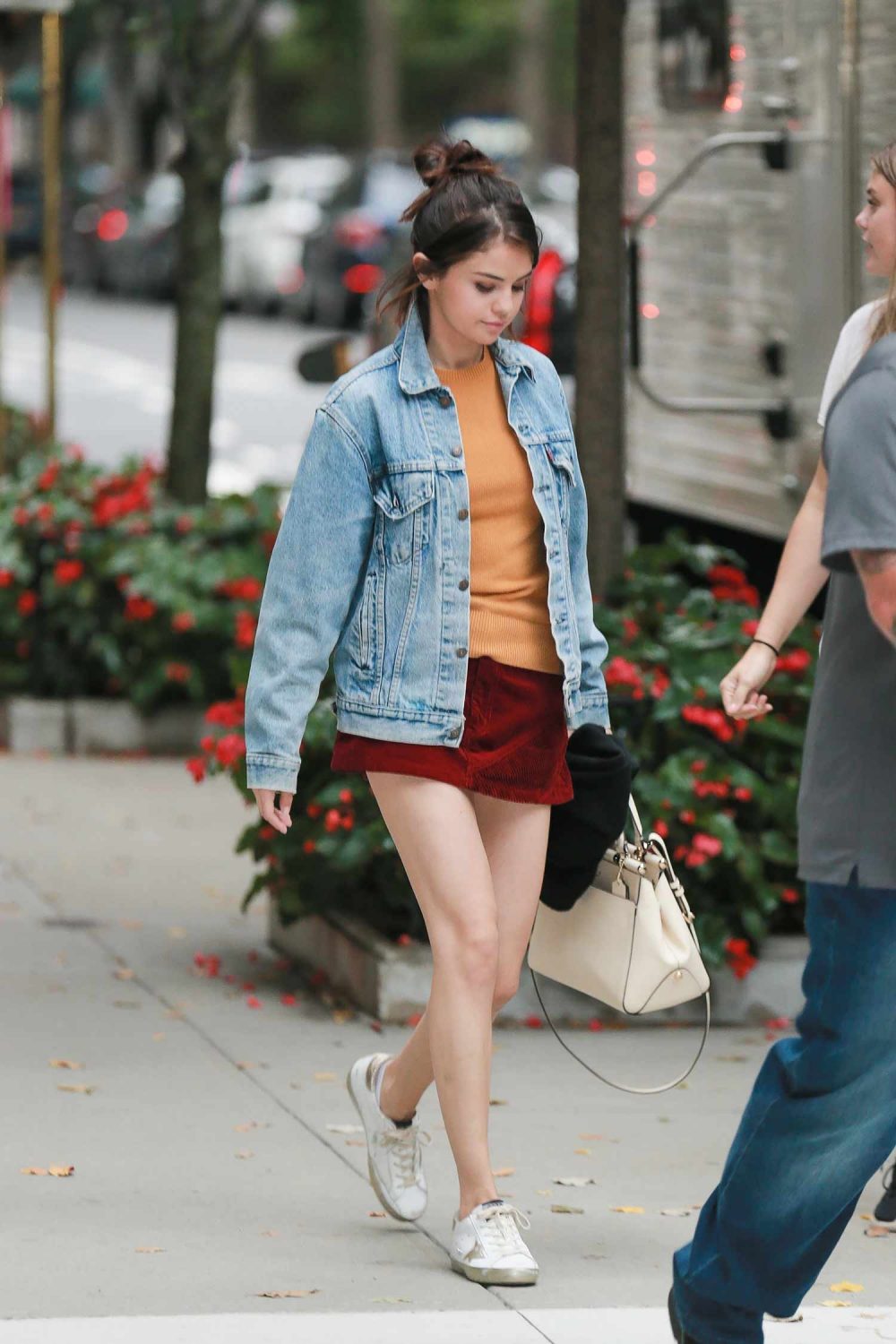 20+ Cách Phối Đồ Với Áo Khoác Jean Lửng Nữ Hack Dáng 4 Phối đồ với áo khoác jean lửng nữ và váy trắng